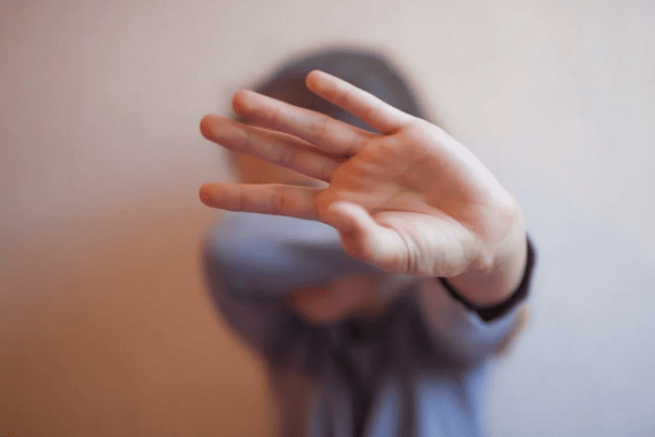 Menino de 11 anos pega arma do avô e fere três crianças após discussão