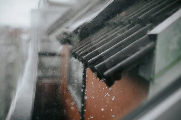 Poluição no céu: entenda por que evitar se molhar nas primeiras chuvas