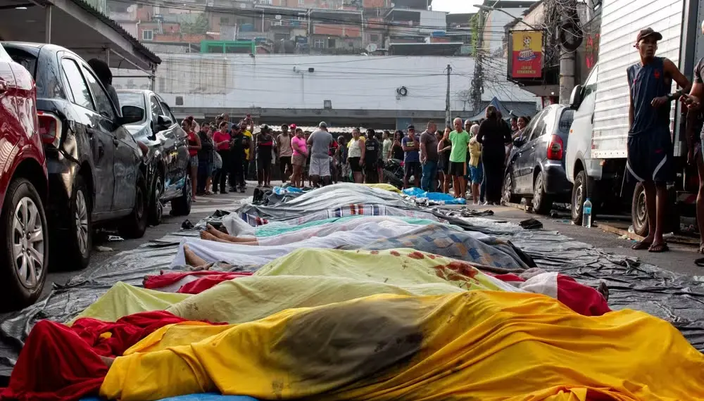 Corpos enfileirados na Praça São Lucas — Foto: Betinho Casas Novas/TV Globo
