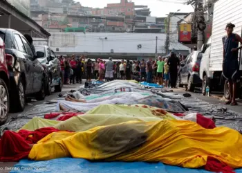 Corpos enfileirados na Praça São Lucas — Foto: Betinho Casas Novas/TV Globo