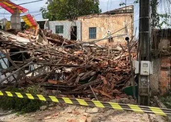 Prédio desaba no centro de Porto Velho; área é isolada e moradores ao redor são retirados; VÍDEO 1 Imóvel desaba em Porto Velho — Foto: Kyara Negretti