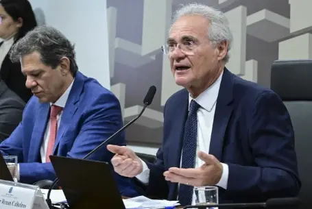 Senado adia votação da isenção do IR para quem ganha até R$ 5 mil 1 Relator da proposta no Senado, o senador Renan Calheiros (MDB-AL) manteve integralmente o texto aprovado na Câmara, evitando alterações que poderiam atrasar a tramitação - (crédito: Geraldo Magela/Agência Senado)