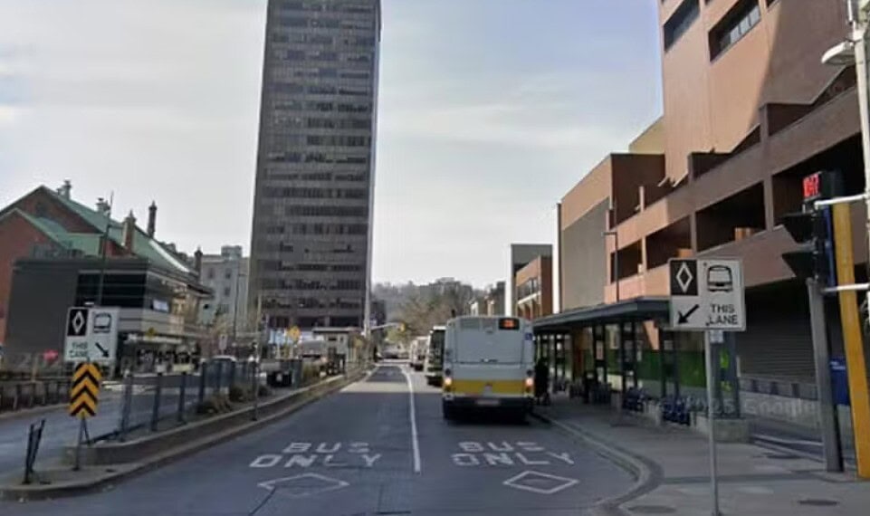 Ladrão do bem? Homem rouba ônibus, continua pegando passageiros em segurança e é elogiado até pela polícia 1 Foto: Reprodução/Google Maps