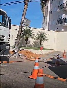 VÍDEO: Caminhonete bate em poste e provoca explosão no Morada do Sol; motorista foge