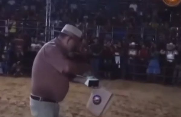 Prefeito de cidade do Acre é alvo de ação por arremessar dinheiro ao público durante festa