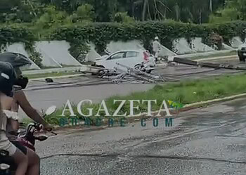 Carro derruba postes e interdita totalmente a Estrada do Calafate em Rio Branco