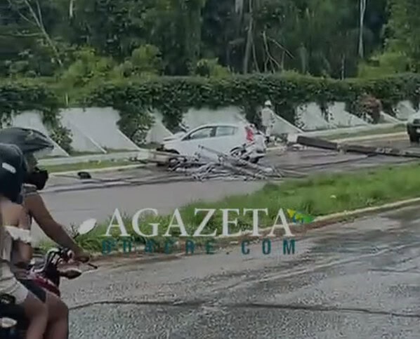 Carro derruba postes e interdita totalmente a Estrada do Calafate em Rio Branco