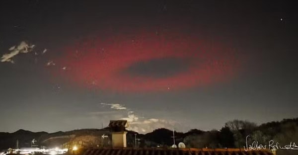 Argola de luz vermelha aparece no céu de pequena cidade italiana e surpreende cientistas