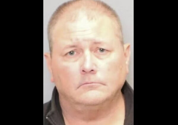 Homem é preso após apontar arma para crianças que cantavam canções natalinas na porta da sua casa