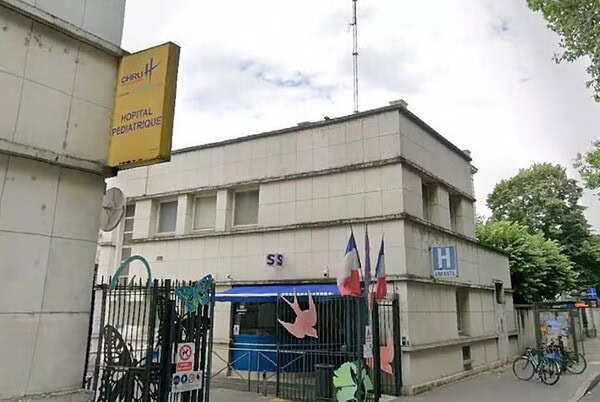 Menino de 9 anos atira acidentalmente na própria cabeça após encontrar arma na casa de um amigo dos pais