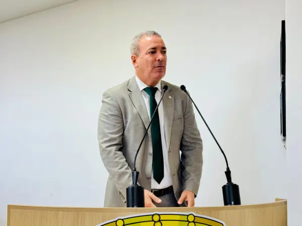 Neném Almeida anuncia pré-candidatura para 2026 e não descarta disputa majoritária