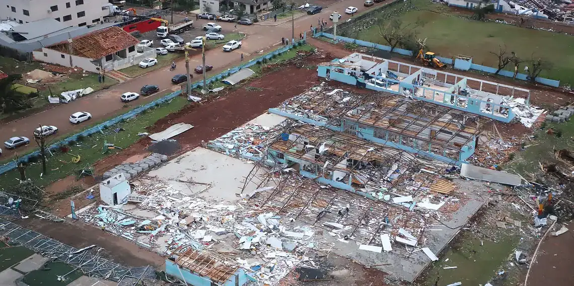 Número de feridos chega a 750 após passagem de tornado pelo Paraná 1 Foto: Ari Dias/AEN