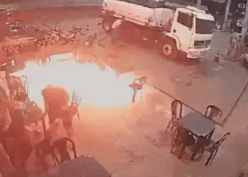 VÍDEO: homem causa princípio de incêndio ao acender cigarro em posto de combustíveis em Timon 2 Foto: Reprodução