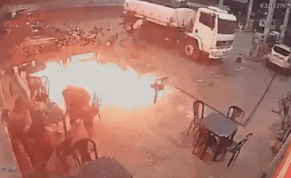 VÍDEO: homem causa princípio de incêndio ao acender cigarro em posto de combustíveis em Timon