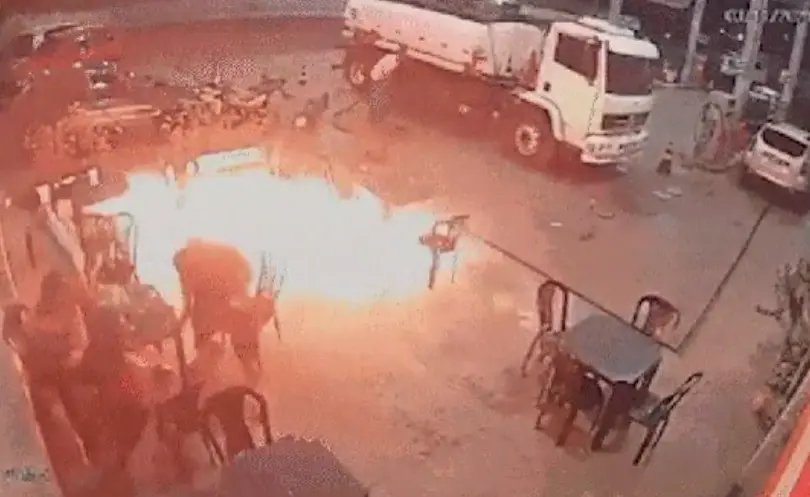 VÍDEO: homem causa princípio de incêndio ao acender cigarro em posto de combustíveis em Timon 1 Foto: Reprodução