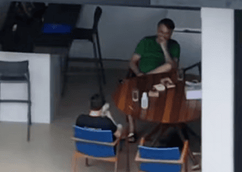 Nikolas usou o celular ao lado de Bolsonaro durante visita na prisão domiciliar; Moraes quer explicações — Foto: Reprodução/ TV Globo