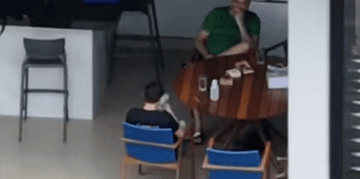 Nikolas usou o celular ao lado de Bolsonaro durante visita na prisão domiciliar; Moraes quer explicações — Foto: Reprodução/ TV Globo