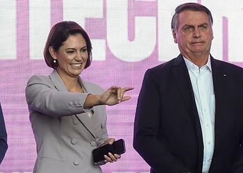 Moraes autoriza Bolsonaro a receber visita de Michelle neste domingo, com hora marcada 2 Michelle e Jair Bolsonaro em evento — Foto: Reuters