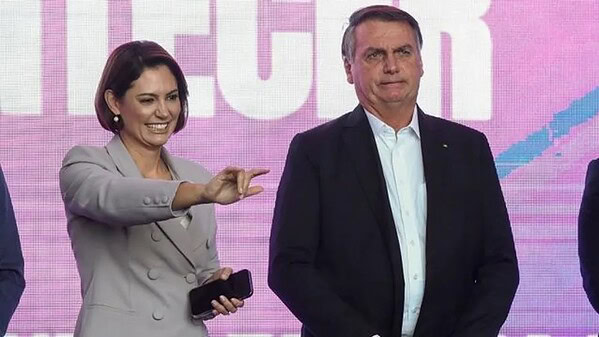 Moraes autoriza Bolsonaro a receber visita de Michelle neste domingo, com hora marcada