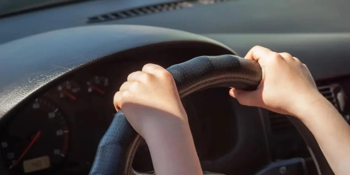 Menino de 11 anos pega carro da mãe e dirige até a casa dos avós 1 Foto: Oleksa/Getty Images