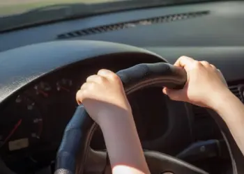 Menino de 11 anos pega carro da mãe e dirige até a casa dos avós 1 Foto: Oleksa/Getty Images