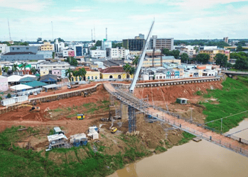 Passarela Joaquim Macedo recebe estacas-raiz e concretagem para garantir segurança dos pedestres. Foto: Luy Andriel/Deracre