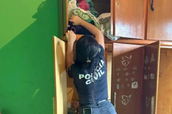 Mãe é presa após escola encontrar crack na mochila de adolescente