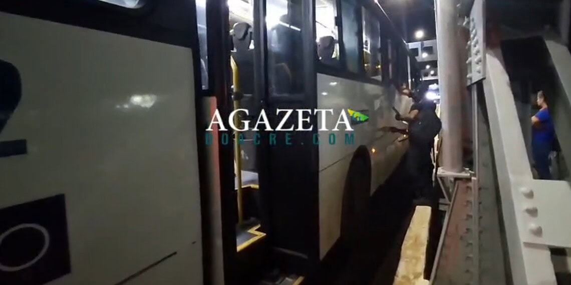 Mulher e criança caem de ônibus após porta se abrir em ponte de Rio Branco