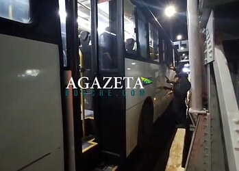 Mulher e criança caem de ônibus após porta se abrir em ponte de Rio Branco