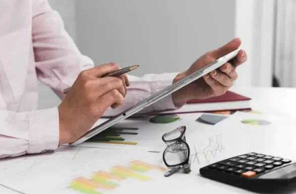 Saiba otimizar o uso do 13º para alcançar objetivos e quitar dívidas 1 Foto: Planejamento financeiro é essencial para evitar que o 13º gasto em compras impulsivas de final de ano. - (crédito: DINO)