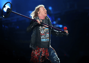 Foto: Cantor Axl Rose se apresenta no palco durante a turnê "Not In This Lifetime" do Guns N' Roses, no MCG, em 14 de fevereiro de 2017, em Melbourne, Austrália  • Paul Rovere/Getty Images
