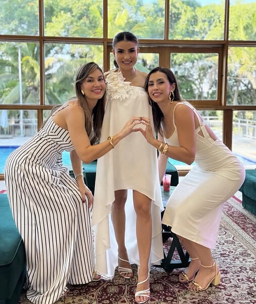 As irmãs Maíra e Paula Martinello esbanjaram sintonia e alegria no chá revelação do segundo filho de Nayara Honorato