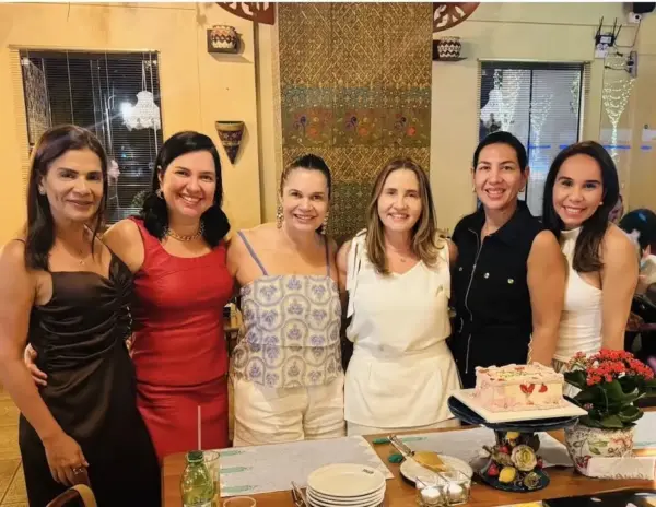 Maria Elena Barcelos Leite ganhou na noite da última desta terça-feira um parabéns surpresa das amigas no restaurante Jarude