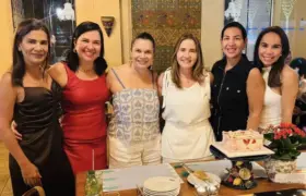 Maria Elena Barcelos Leite ganhou na noite da última desta terça-feira um parabéns surpresa das amigas no restaurante Jarude