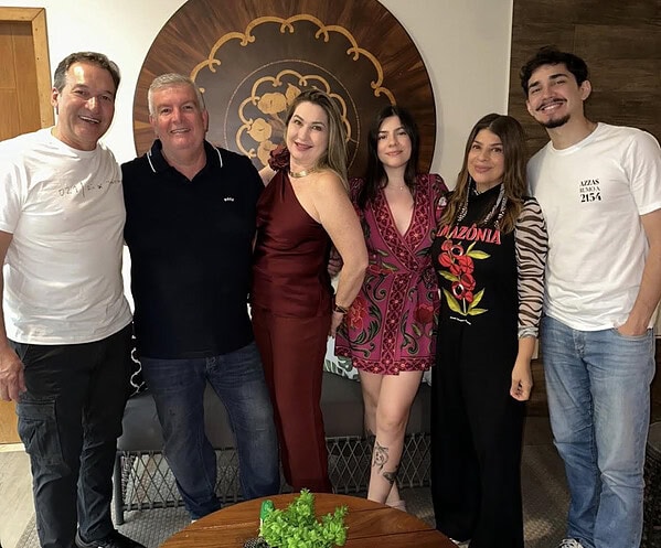 Wilson Barbosa Neto e  Fernanda Teixeira receberam familiares e amigos íntimos para o chá revelação do primeiro filho