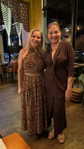 Maria Elena Barcelos Leite ganhou na noite da última desta terça-feira um parabéns surpresa das amigas no restaurante Jarude