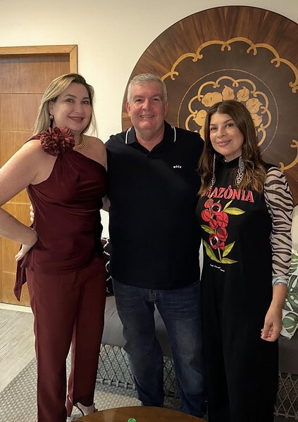 Wilson Barbosa Neto e  Fernanda Teixeira receberam familiares e amigos íntimos para o chá revelação do primeiro filho