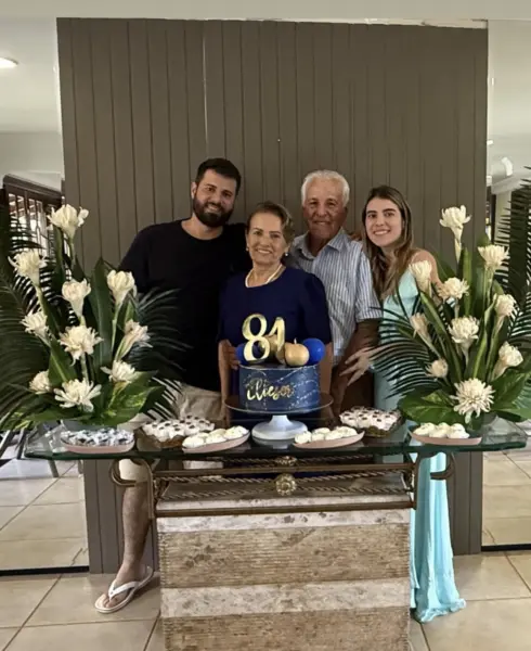 Maria Elena Barcelos Leite ganhou na noite da última desta terça-feira um parabéns surpresa das amigas no restaurante Jarude