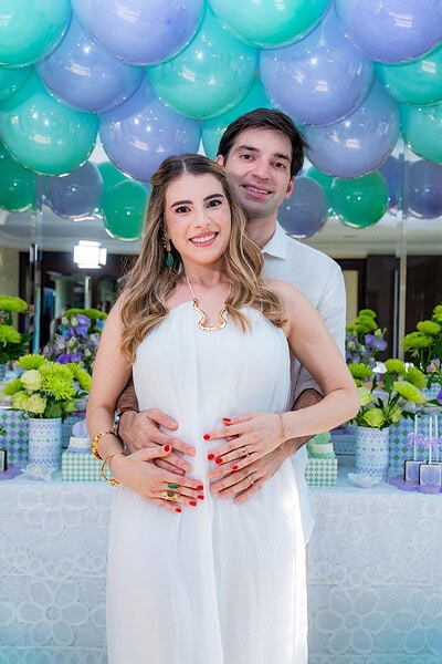 Wilson Barbosa Neto e  Fernanda Teixeira receberam familiares e amigos íntimos para o chá revelação do primeiro filho