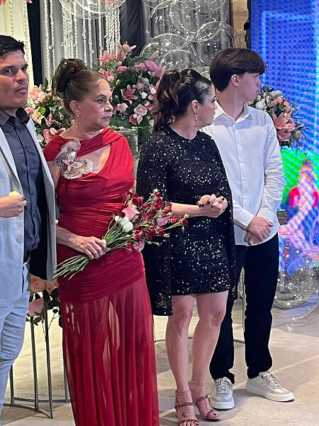 Wilson Barbosa Neto e  Fernanda Teixeira receberam familiares e amigos íntimos para o chá revelação do primeiro filho