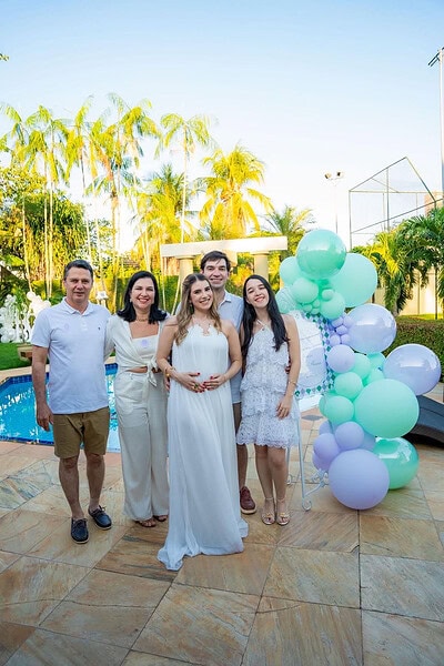 Wilson Barbosa Neto e  Fernanda Teixeira receberam familiares e amigos íntimos para o chá revelação do primeiro filho