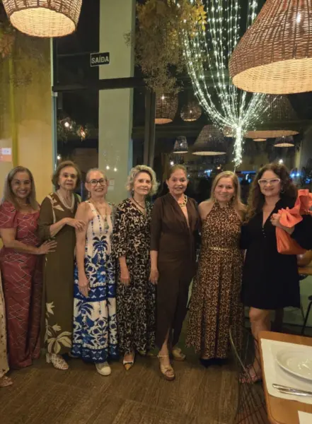 Maria Elena Barcelos Leite ganhou na noite da última desta terça-feira um parabéns surpresa das amigas no restaurante Jarude