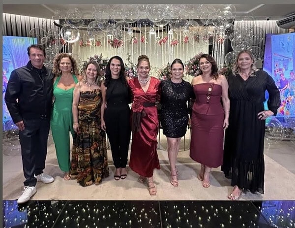 Wilson Barbosa Neto e  Fernanda Teixeira receberam familiares e amigos íntimos para o chá revelação do primeiro filho