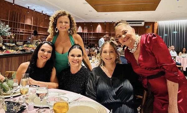 Wilson Barbosa Neto e  Fernanda Teixeira receberam familiares e amigos íntimos para o chá revelação do primeiro filho