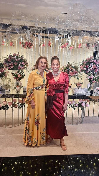 Wilson Barbosa Neto e  Fernanda Teixeira receberam familiares e amigos íntimos para o chá revelação do primeiro filho