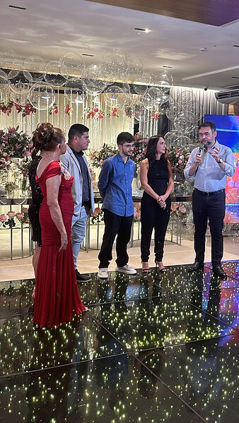 Wilson Barbosa Neto e  Fernanda Teixeira receberam familiares e amigos íntimos para o chá revelação do primeiro filho