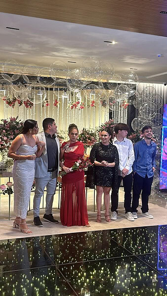 Wilson Barbosa Neto e  Fernanda Teixeira receberam familiares e amigos íntimos para o chá revelação do primeiro filho