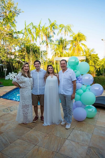 Wilson Barbosa Neto e  Fernanda Teixeira receberam familiares e amigos íntimos para o chá revelação do primeiro filho