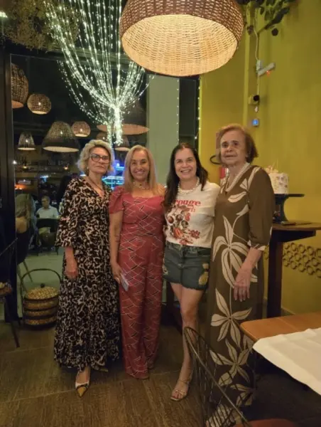 Maria Elena Barcelos Leite ganhou na noite da última desta terça-feira um parabéns surpresa das amigas no restaurante Jarude