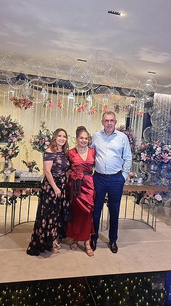 Wilson Barbosa Neto e  Fernanda Teixeira receberam familiares e amigos íntimos para o chá revelação do primeiro filho